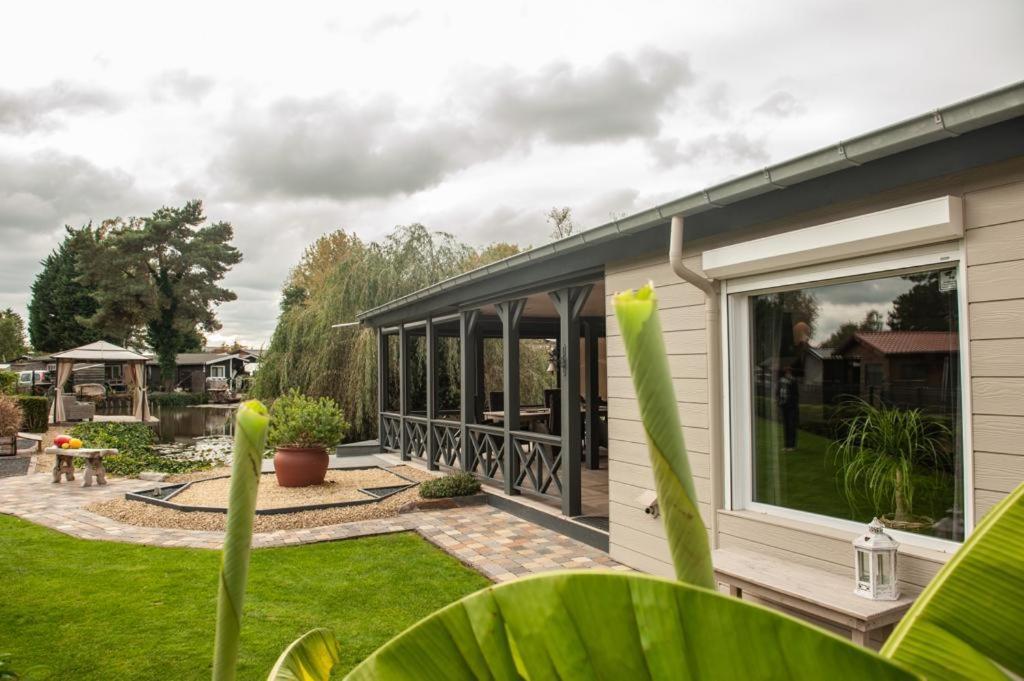 Prachtige Chalet Wabi Sabi Aan Het Water! Geel Esterno foto