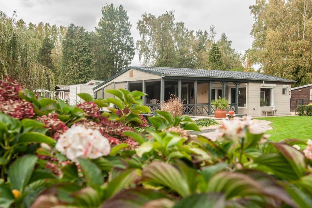 Prachtige Chalet Wabi Sabi Aan Het Water! Geel Esterno foto